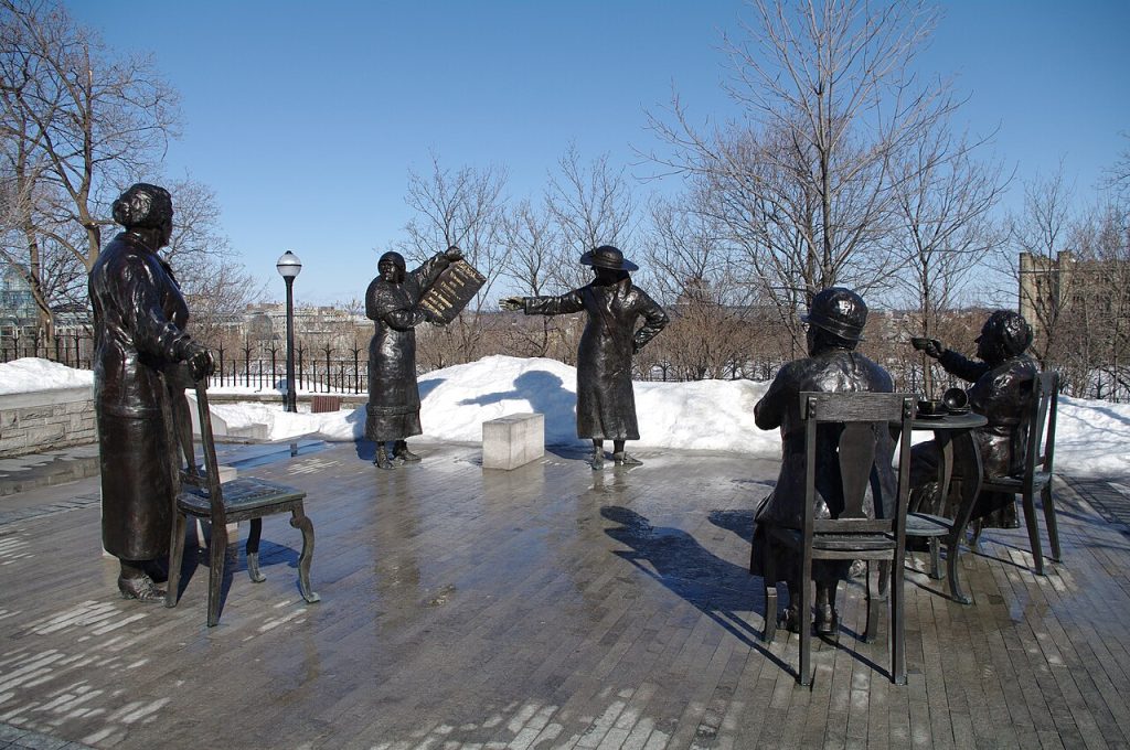 Le monument Les femmes sont des personnes! à Ottawa commémore l’affaire « personne » de 1929, une étape ultérieure; il ne représente pas le changement du droit de vote de 1918.