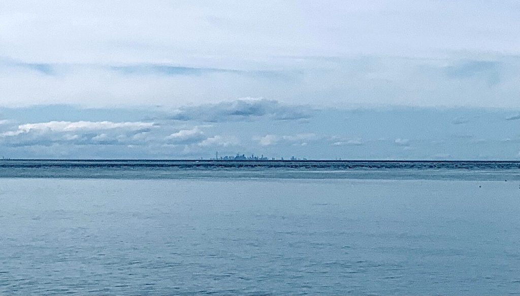 Lake Ontario with Toronto’s distant skyline, viewed from Queen’s Royal Park in Niagara-on-the-Lake in 2021; one Great Lake, not a boundary map.