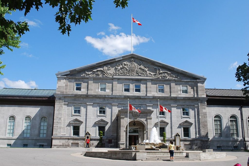 Rideau Hall à Ottawa, résidence officielle du gouverneur général, photographiée en 2011; elle ne montre pas l’insigne de l’Ordre.