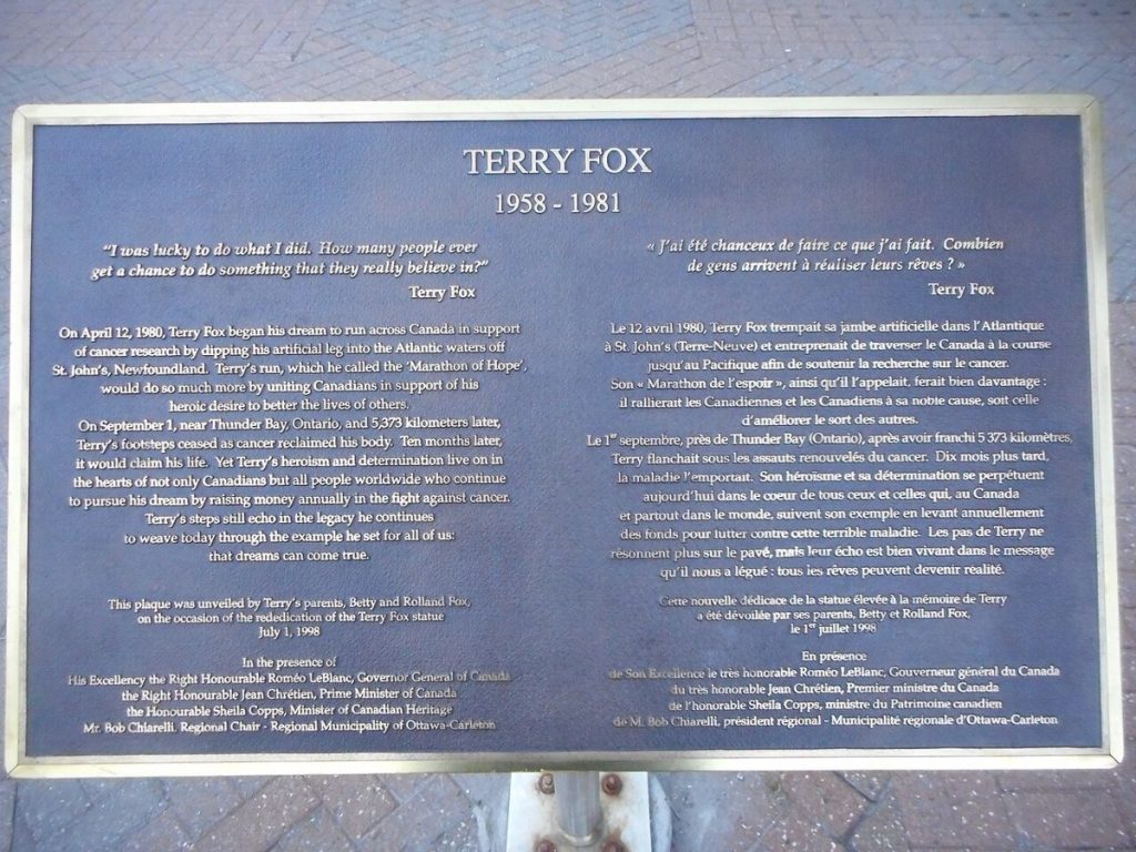 Une plaque commémorative au monument Terry Fox, rue Wellington à Ottawa, photographiée en 2016.