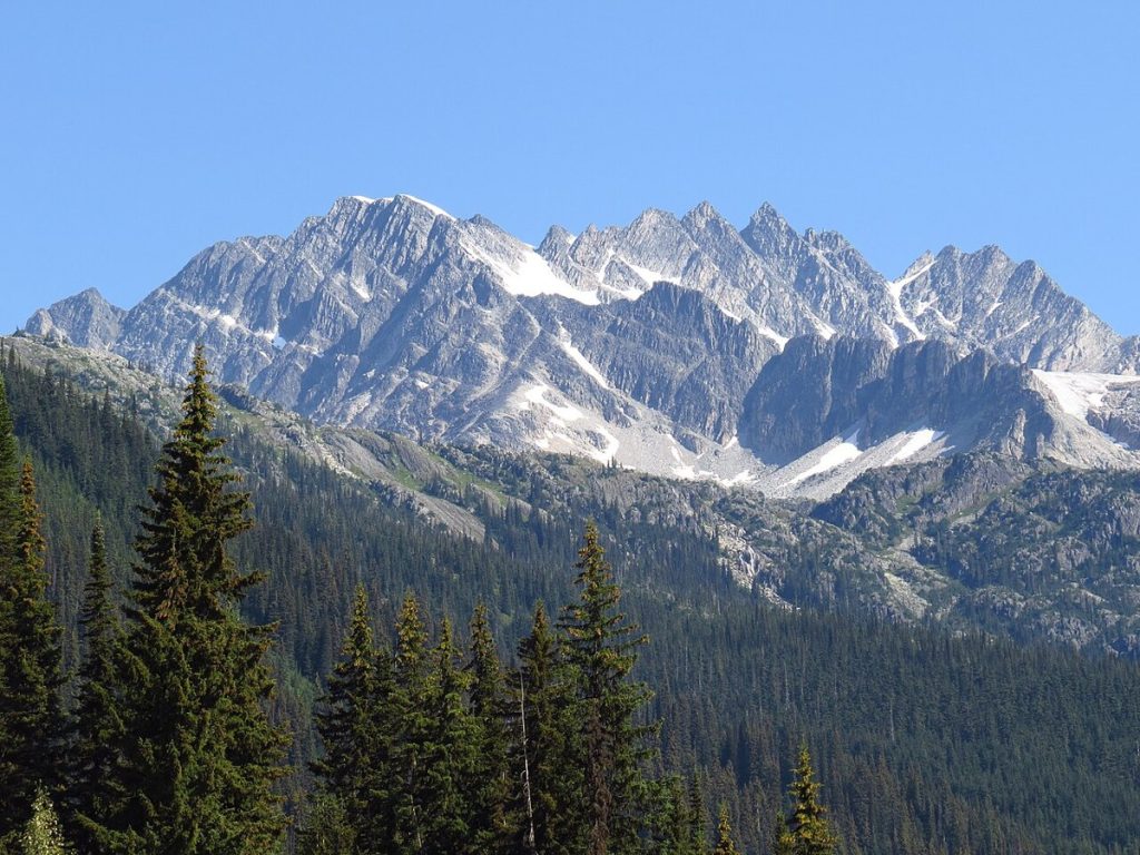 Montagnes au-dessus du col Rogers, parc national des Glaciers.