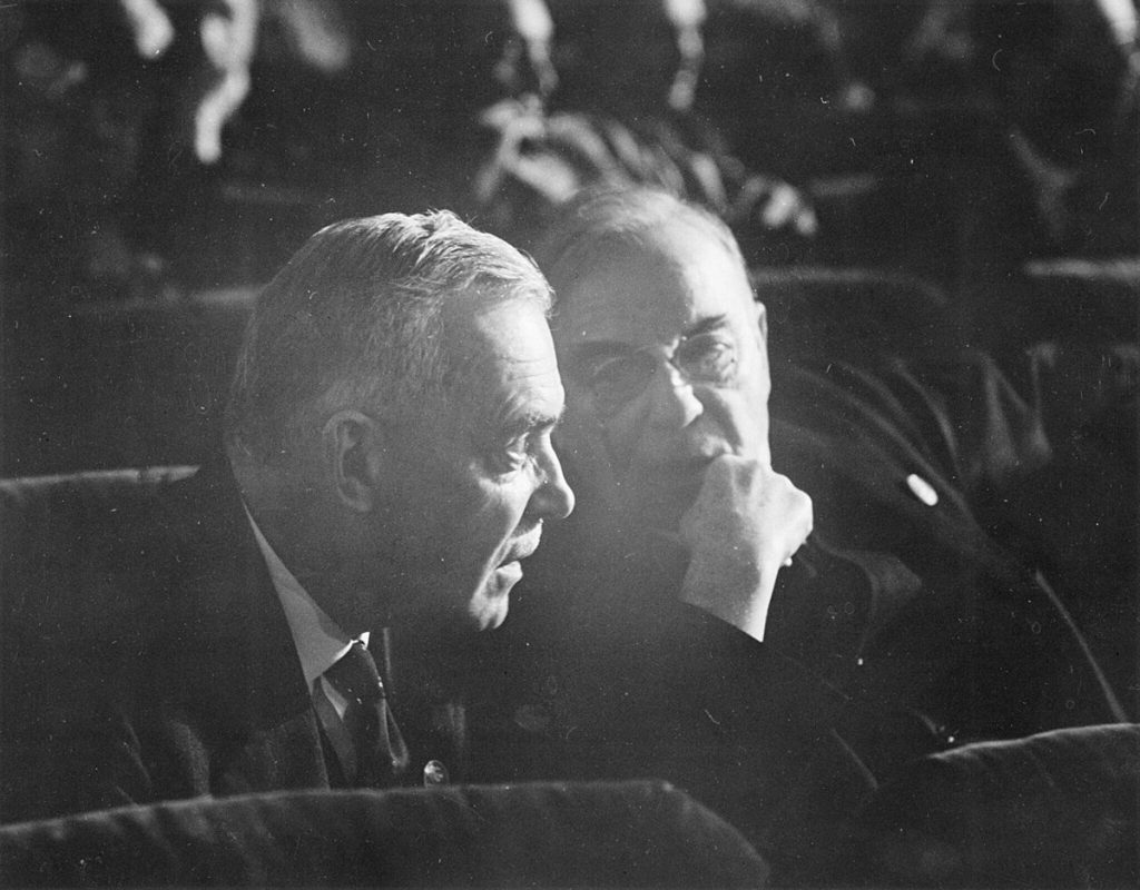 Louis St-Laurent et Mackenzie King à la Conférence des Nations Unies, San Francisco, mai 1945 (Nicholas Morant).