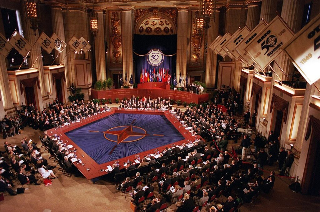Le Conseil de l’Atlantique Nord réuni à l’auditorium Mellon, Washington, le 24 avril 1999.