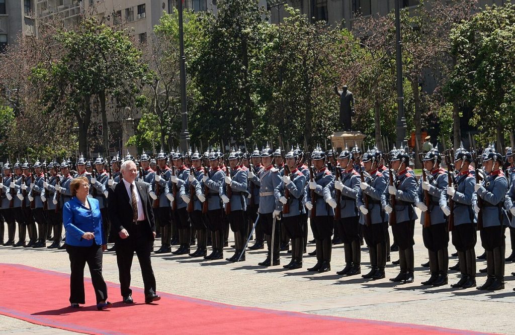 David Johnston’s visit to Chile, December 2014, with a military honour guard (Gobierno de Chile).