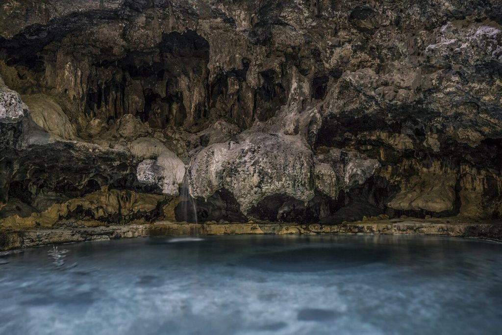 Le bassin de la grotte au lieu historique national Cave and Basin, à Banff, photographié en 2017.
