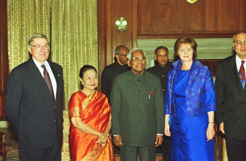 Roméo LeBlanc rend visite au président K. R. Narayanan à Rashtrapati Bhavan, New Delhi, le 30 mars 1998.