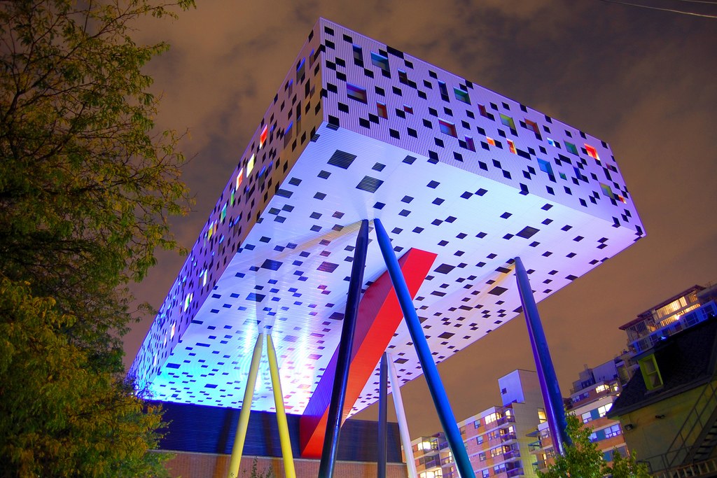 Le Sharp Centre for Design de l’Université OCAD, la nuit.