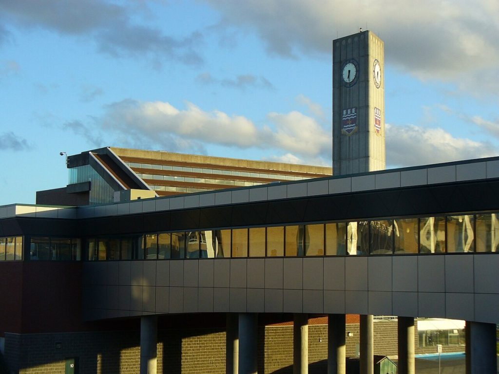 Bibliothèque Queen Elizabeth II, University Centre et tour de l’horloge de l’Université Memorial à St. John’s, en 2007.