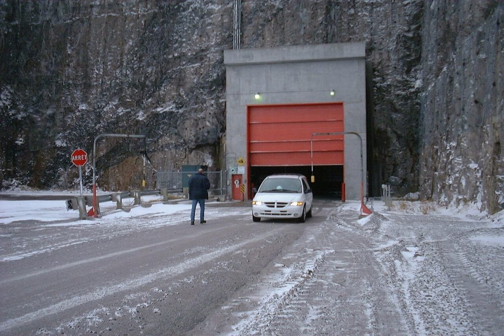 L’entrée de la centrale souterraine Robert-Bourassa, qui fait partie de l’aménagement hydroélectrique de la Baie-James, en 2000.