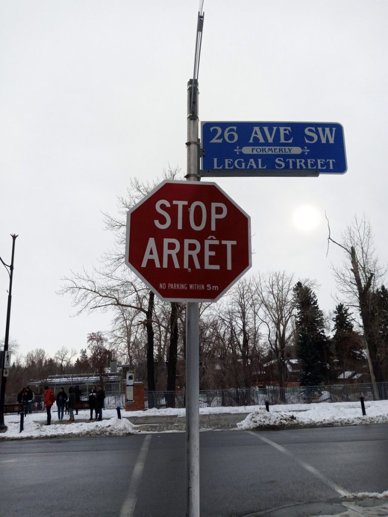 A bilingual STOP/ARRÊT sign in Rouleauville, photographed in 2020.