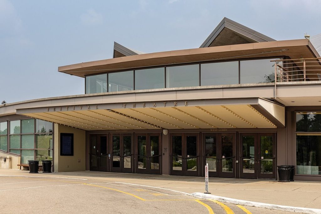 L’entrée ouest du Festival Theatre à Stratford (Ontario), en 2025.
