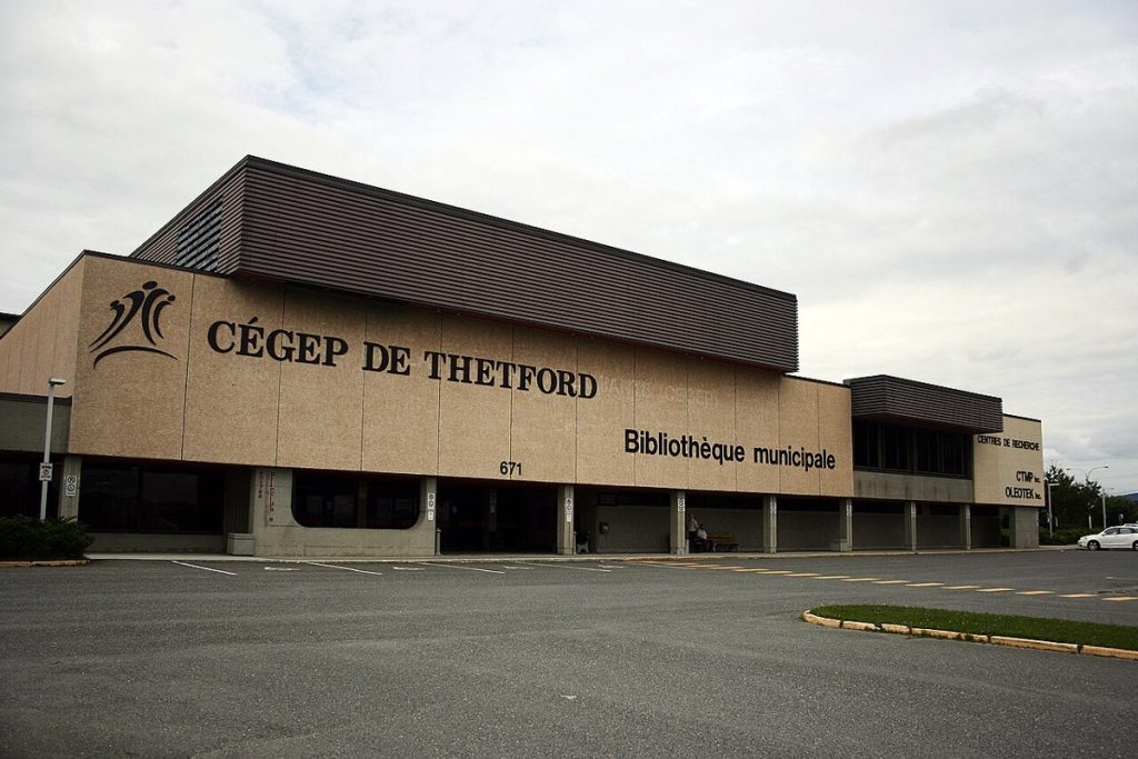 Front façade of Cégep de Thetford.