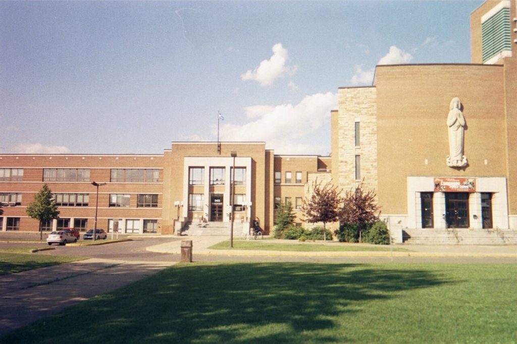 Le cégep Édouard-Montpetit vu du chemin Chambly en 2005.