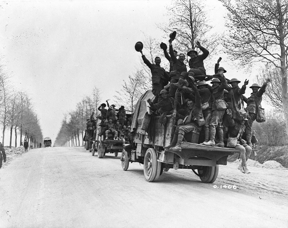 Troupes canadiennes en route vers le repos après la prise de la crête de Vimy, mai 1917.