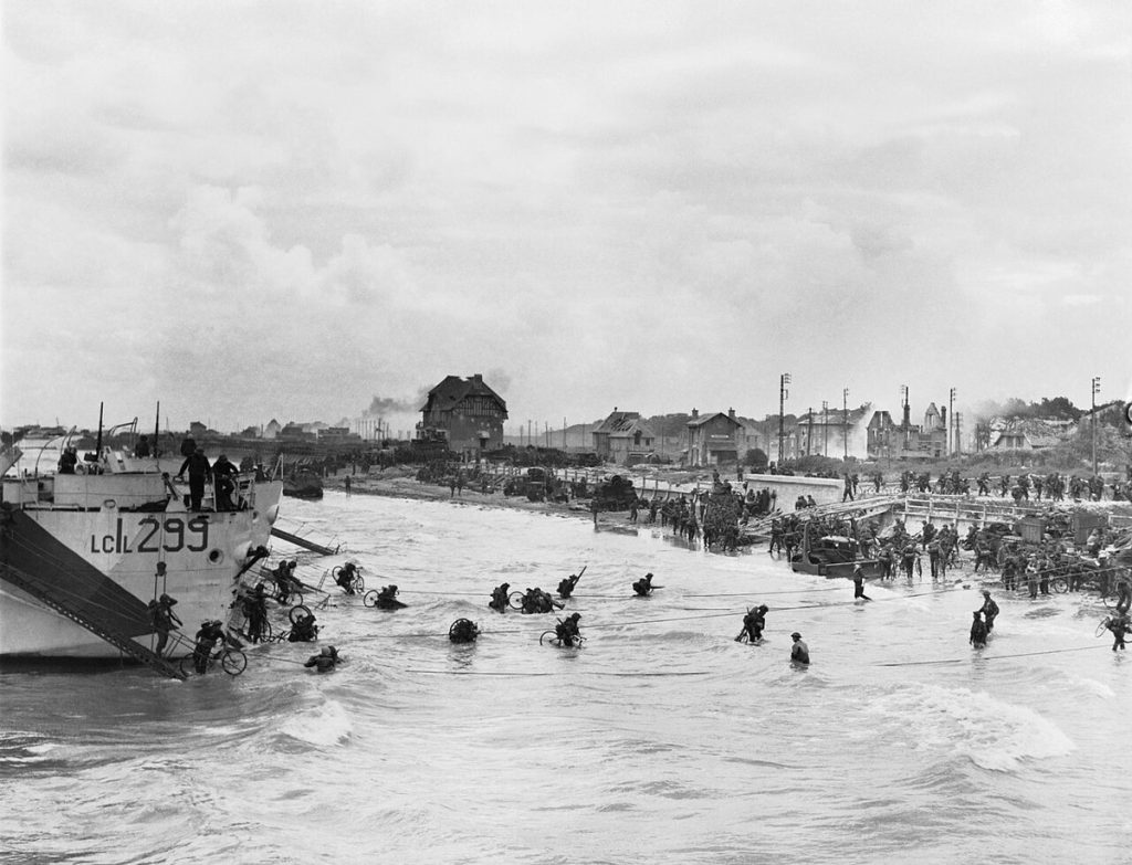 Soldats de la 9e Brigade d’infanterie canadienne débarquant à Juno Beach, le 6 juin 1944.