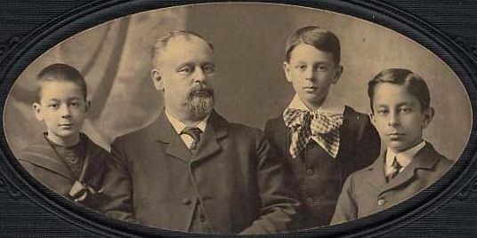 Éphrem-François Panneton with his three sons, including Philippe Panneton (Ringuet), around 1904.