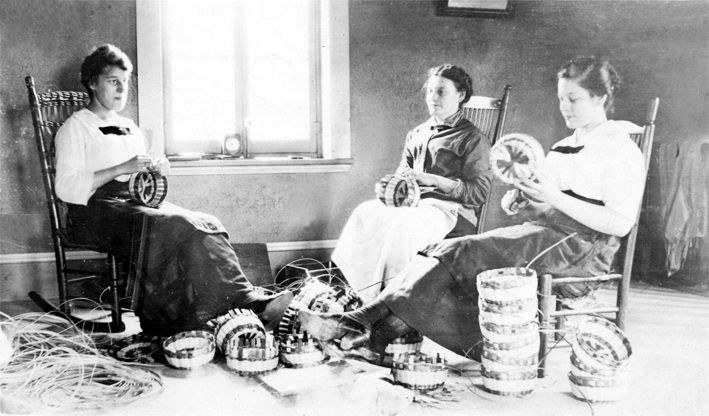 Abenaki basket makers of Odanak, around 1920 (Musée des Abénakis).