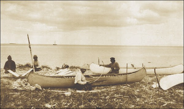 Des Innus fabriquant des canots près de Sheshatshiu, au Labrador, vers 1920; une image historique de la fabrication des canots, et non une vue de l’ensemble de la route de voyage.