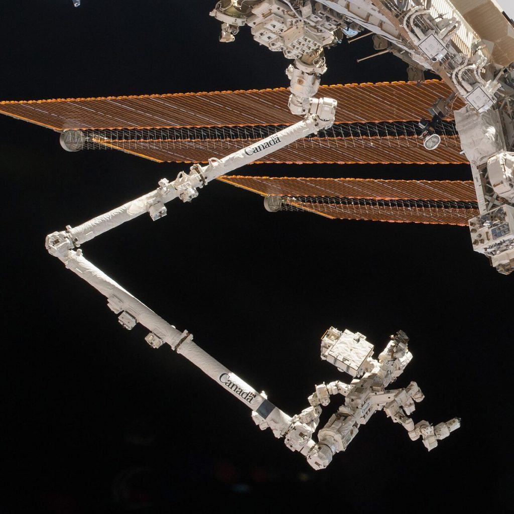 Canadarm2 tenant le robot Dextre sur la Station spatiale internationale.