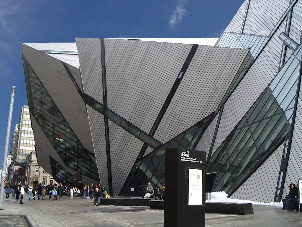 Le Michael Lee-Chin Crystal, l’entrée du Musée royal de l’Ontario sur la rue Bloor.