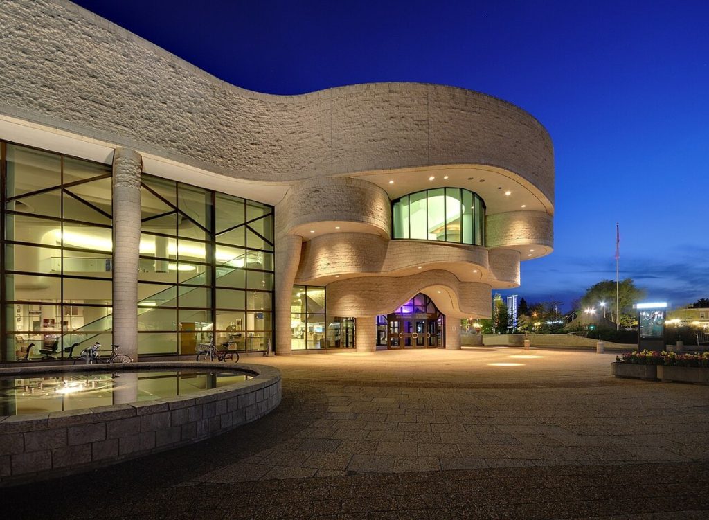 The public entrance of the museum, photographed when it was still called the Canadian Museum of Civilization.