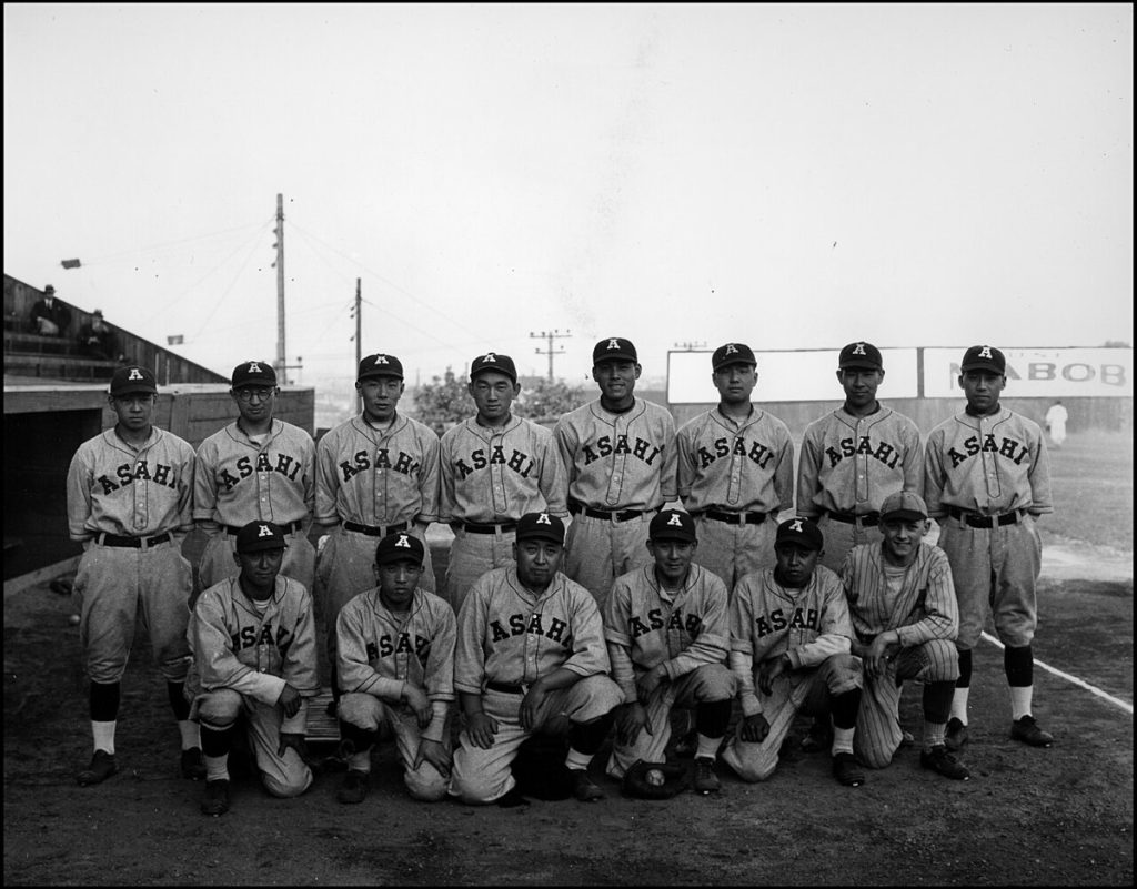 The Asahi Baseball Club seniors team in 1929 (Vancouver Public Library).