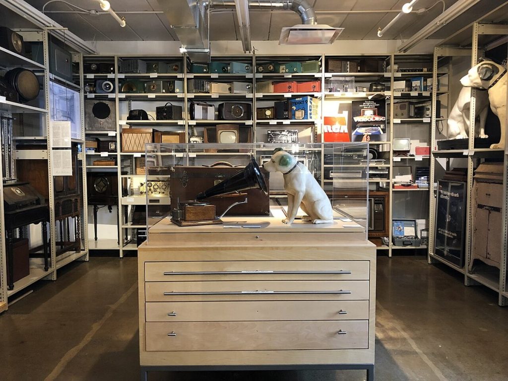 Le célèbre chien et un gramophone Berliner modèle A, exposés au musée.