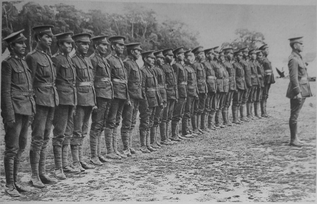 Onondeyoh (Frederick Ogilvie Loft) with soldiers, as published in the French magazine Le Miroir in August 1917.
