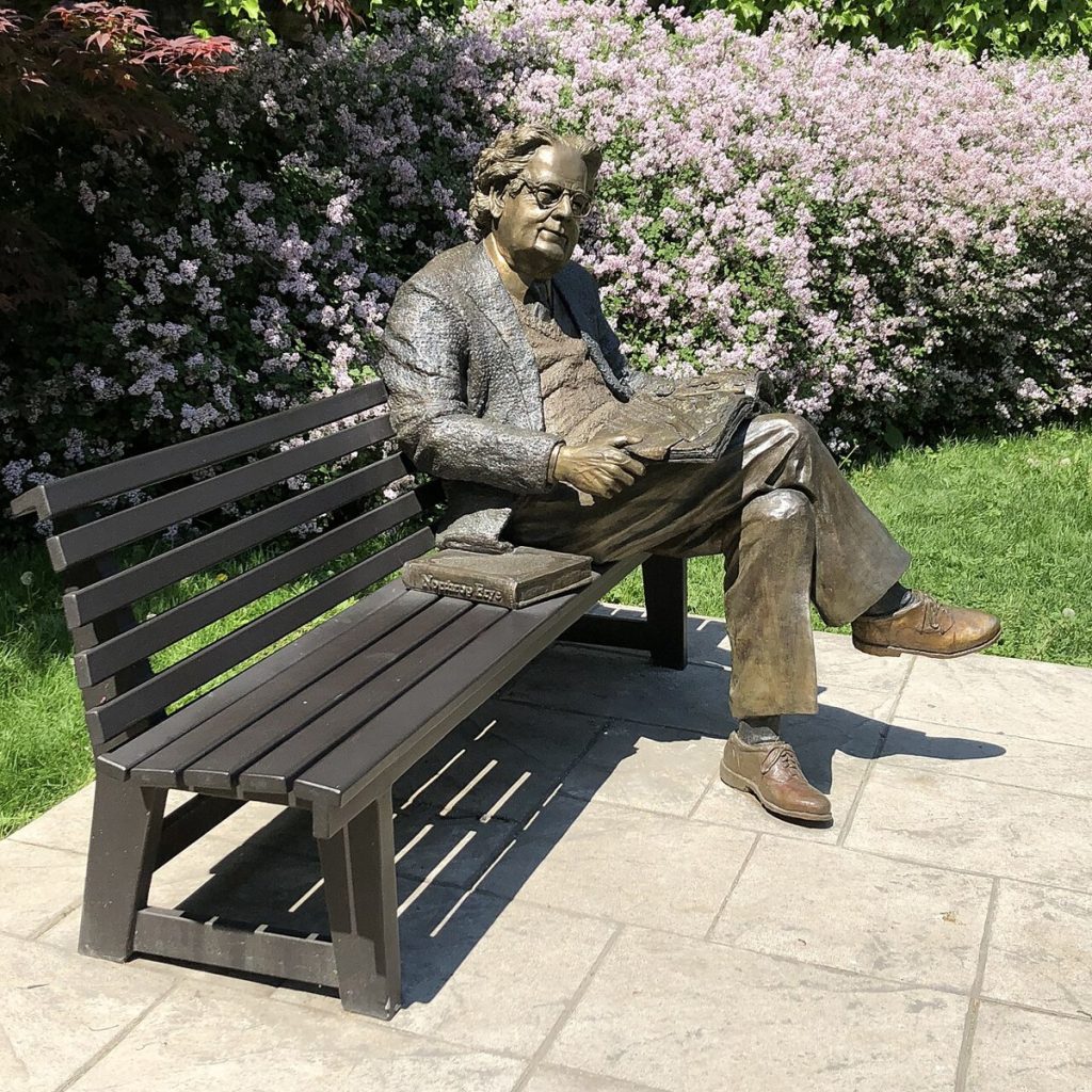 A seated statue of Northrop Frye at Victoria College, University of Toronto, photographed in 2018.