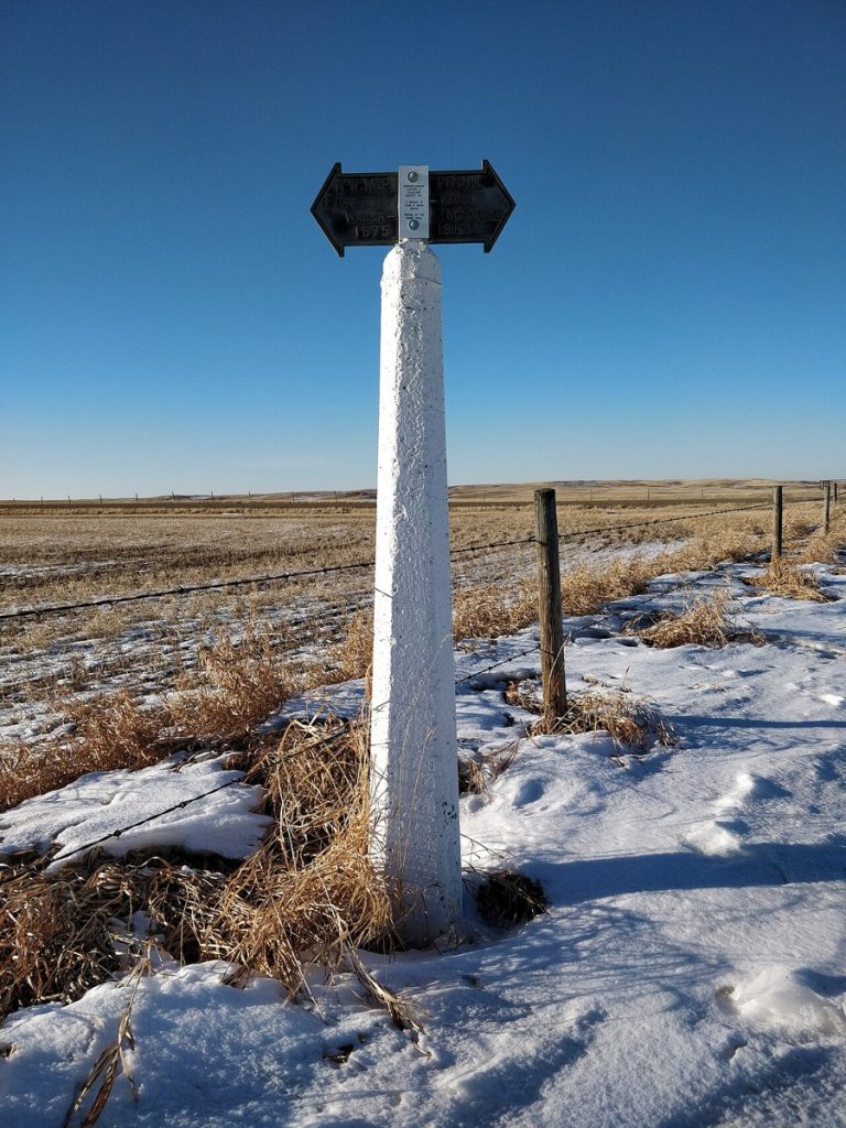 Une borne de la piste de la Police à cheval du Nord-Ouest près de Glen McPherson (Saskatchewan), sur l’ancienne route entre Fort Walsh et Wood Mountain, en 2021.
