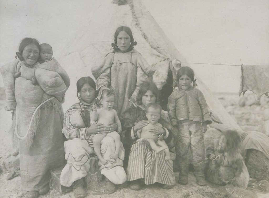 Inuit women and children at Fullerton (Qatiktalik), Nunavut, photographed by Geraldine Moodie in 1906.