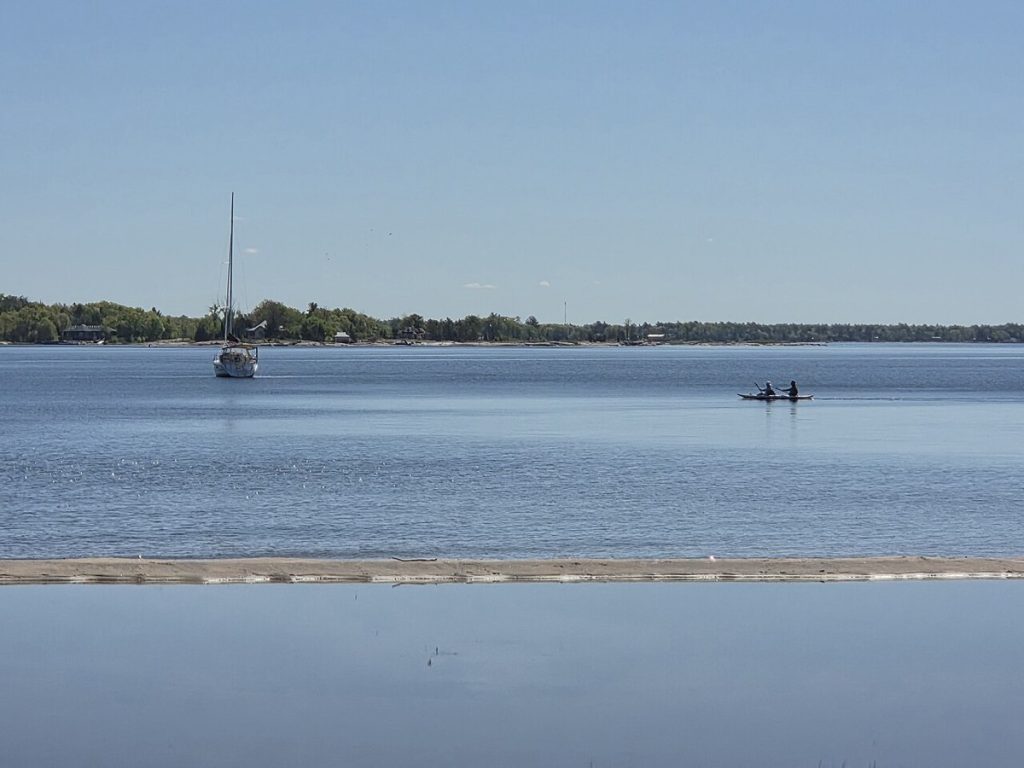 La rive est de l’île Beausoleil, face à la baie Severn, photographiée en 2026.