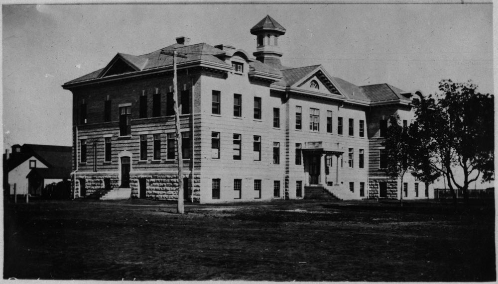 Le bâtiment du pensionnat de Portage la Prairie (Manitoba), vers 1914-1915 (Bibliothèque et Archives Canada).