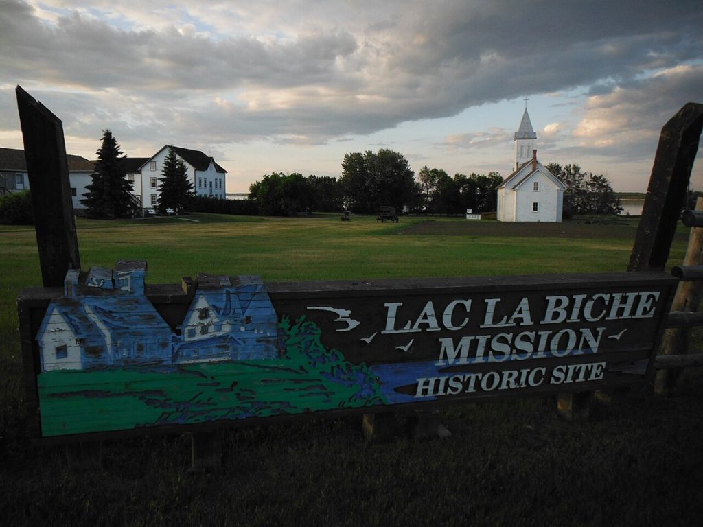 Le lieu historique national de la Mission-de-Lac-La-Biche, au bord du lac La Biche (Alberta), photographié en 2012.