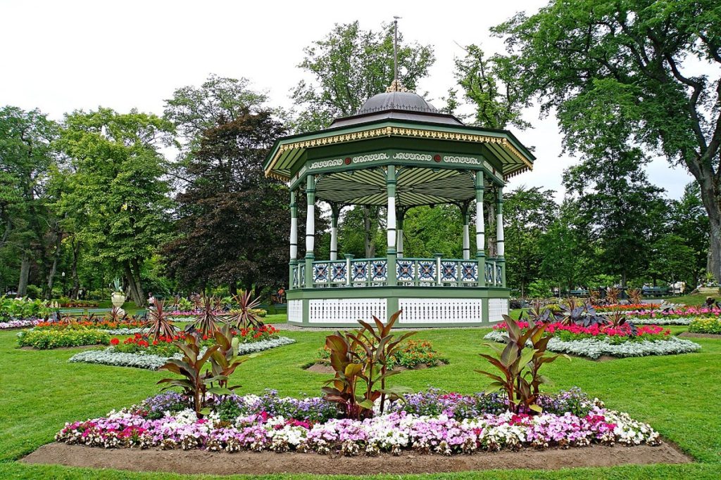 Le kiosque à musique et les parterres géométriques des Jardins publics d’Halifax, photographiés en 2016.