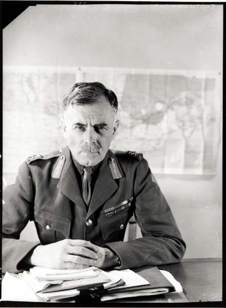 Le lieutenant-général A. G. L. McNaughton en mars 1942 (ministère de la Défense nationale).