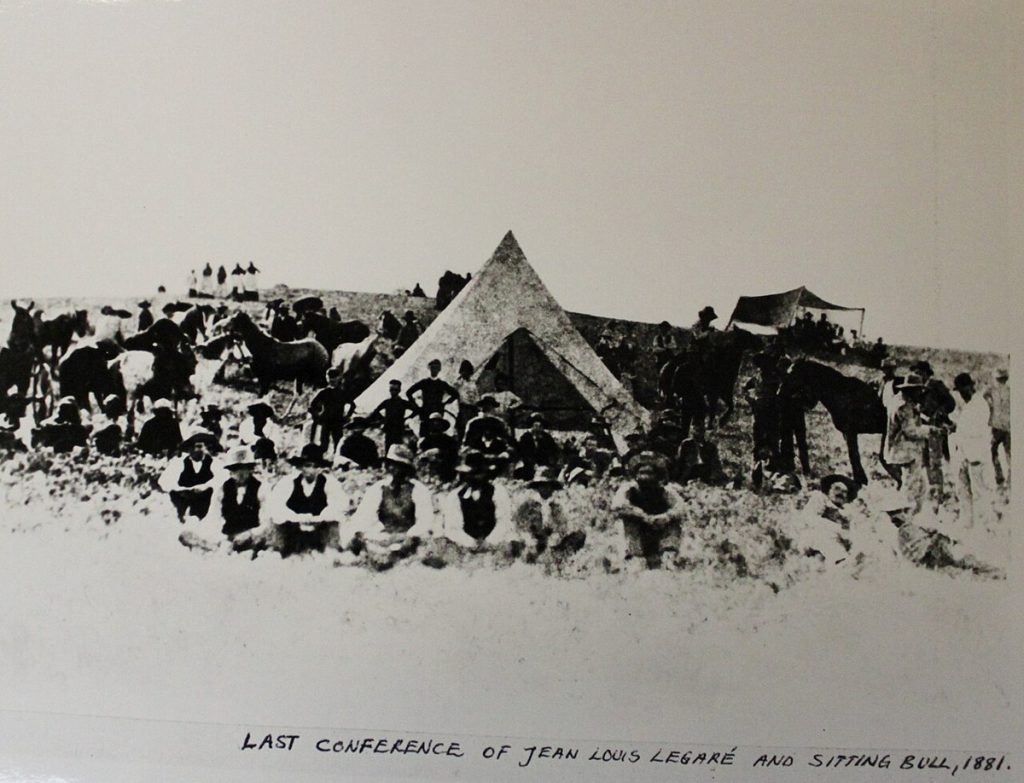 La dernière conférence entre Légaré et Sitting Bull (Archives de la Saskatchewan).