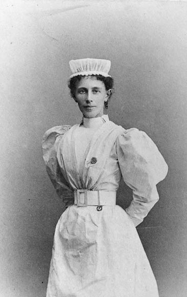 Georgina Pope, infirmière-chef du premier contingent canadien, vers 1898.