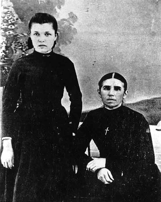 Onésime Dorval (seated) with her adopted daughter Georgine d’Amours, late 1800s.