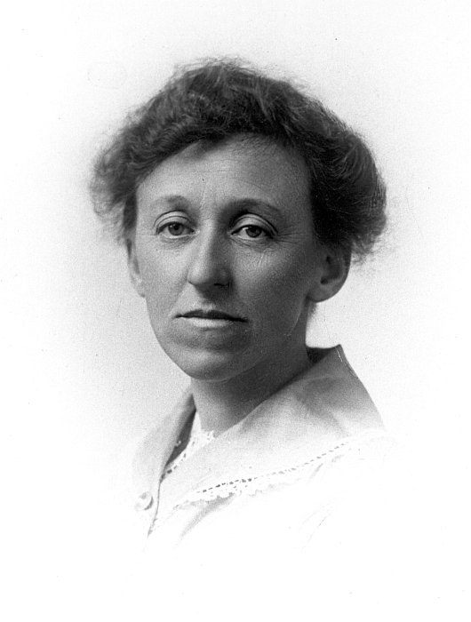 Violet McNaughton, about 1910 (University of Saskatchewan Archives).